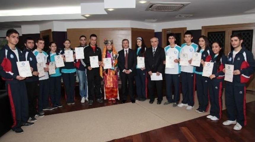 Folklor İl Birincileri Başkan Tahmazoğlu&rsquo;nu Ziyaret Etti