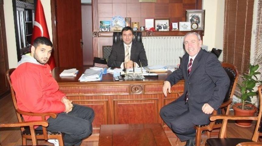 Kaymakam Malğa&ccedil;&rsquo;dan D&uuml;nya Şampiyonu Ersavaş&rsquo; Destek