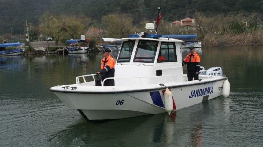 Jandarmanın Botlu Timi Ka&ccedil;ak Avcılara G&ouml;z A&ccedil;tırmayacak