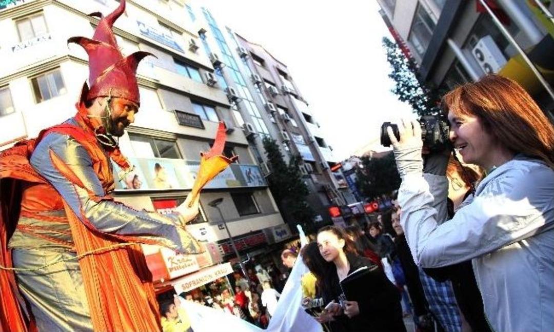 Kuklalar Karşıyaka &Ccedil;arşısında