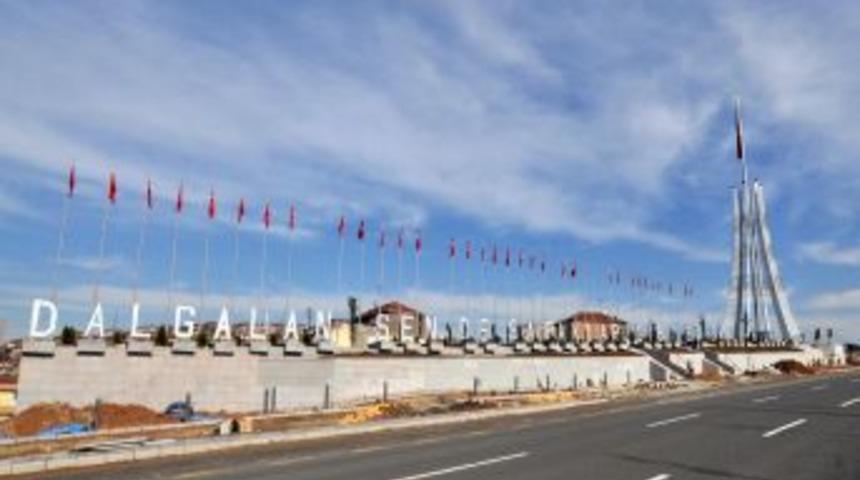 Başkent'te Dev Türk Bayrağı Göndere Çekildi