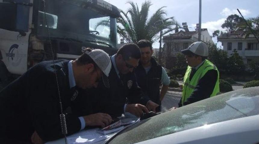 Polisten Emniyet Kemeri Ve Alkol Uygulamasında Karanfil Hediyesi