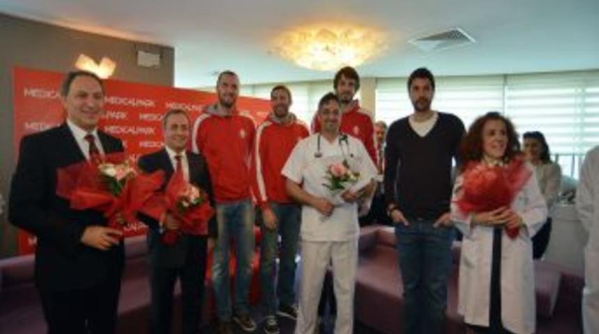 Galatasaraylı Basketbolcular 14 Mart Tıp Bayramı&rsquo;nda Doktorlarla Buluştu