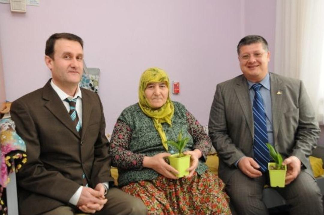 Huzurevinde Kalan Yaşlılara Lale Soğanı Dağıtıldı