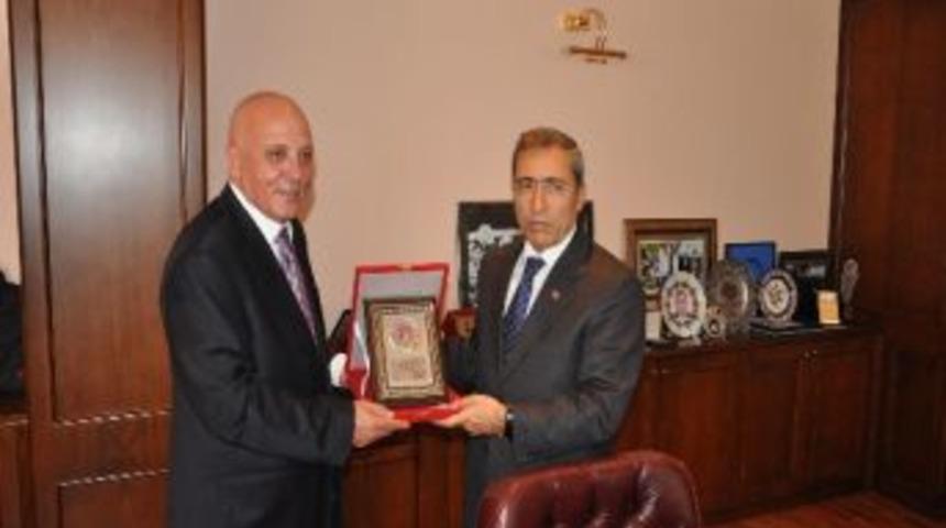 Servis&ccedil;ilerden Emniyet M&uuml;d&uuml;r&uuml;ne Plaket