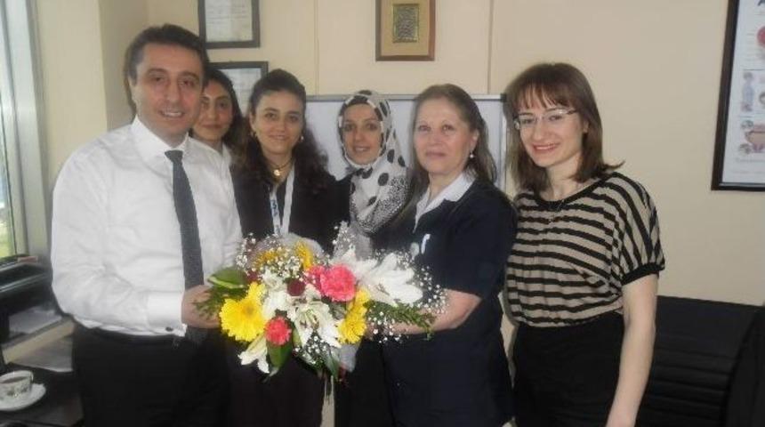 Tıp Bayramı&rsquo;nda Doktorlara &Ccedil;i&ccedil;ekli Kutlama