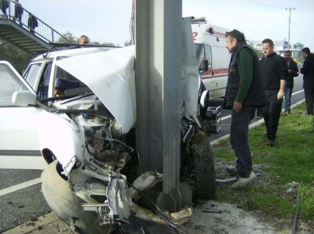 Edremit&rsquo;te Otomobil &Uuml;st Ge&ccedil;ide &Ccedil;arptı: 1 Yaralı