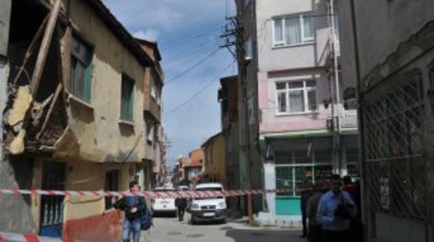 Evin Duvarı &Uuml;st&uuml;ne Yıkıldı, Camdan Ka&ccedil;ıp Kurtuldu