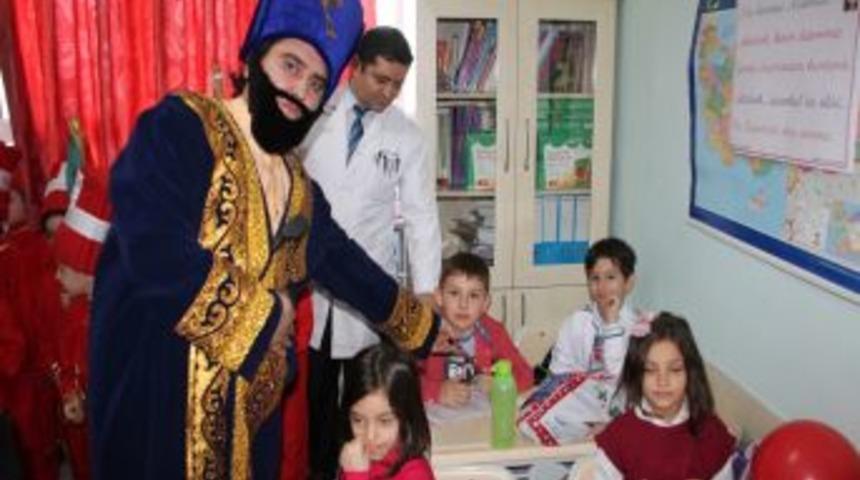 &Ouml;zel Yıldırım İlk&ouml;ğretim Okulu'nda 'harfler Padişahı' Hediye Dağıttı