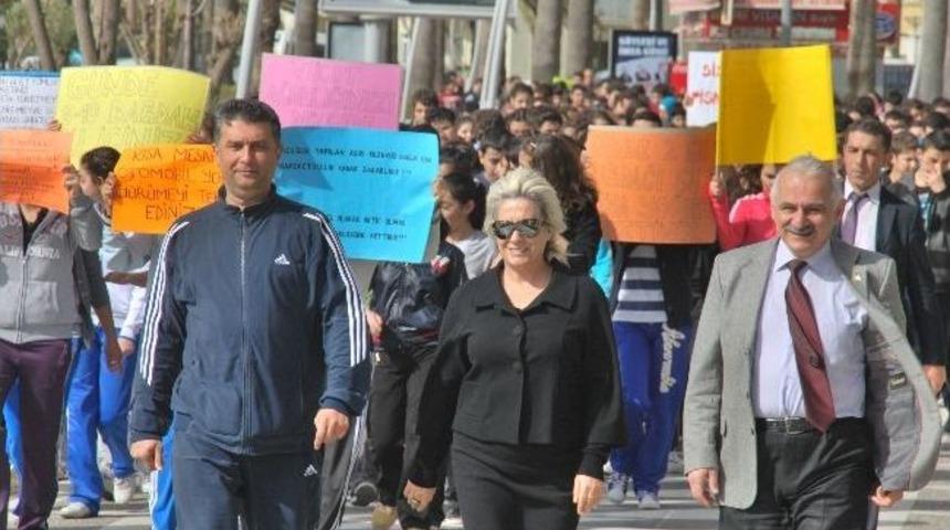 Marmaris'te &Ouml;ğrenciler Obeziteye Karşı M&uuml;zikle Dans Etti