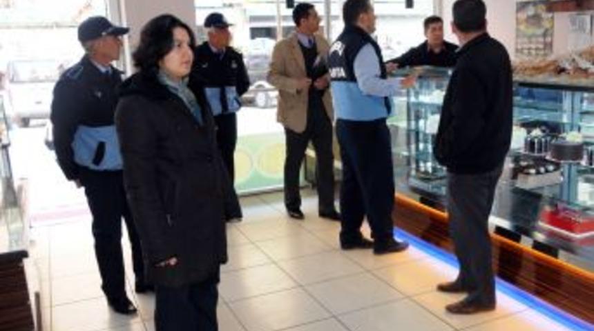 Erdemli Belediyesi Zabıta ekipleri işletmeleri denetliyor