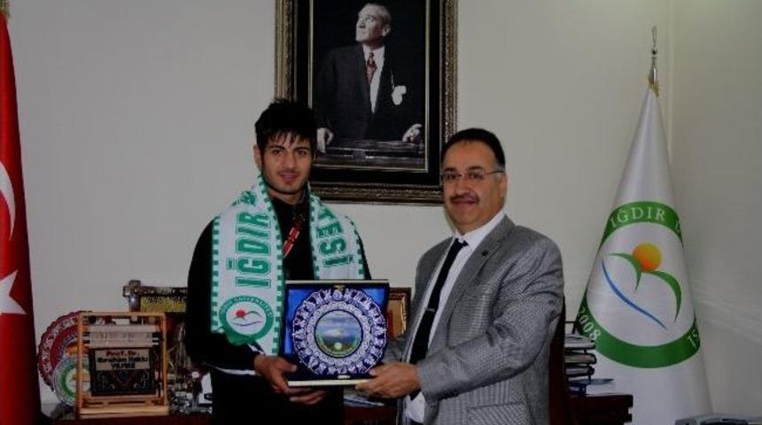 Muay Thai Şampiyonası&rsquo;nda Derece Girensporcu Rekt&ouml;r Yılmaz&rsquo;ı Ziyaret Etti