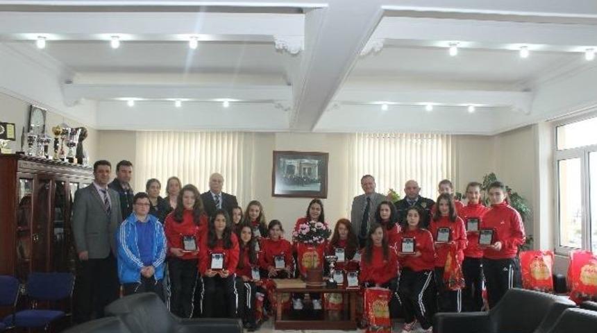 Akyıldız, Polisg&uuml;c&uuml;&rsquo;n&uuml;n Sultanlarına Plaket Verdi