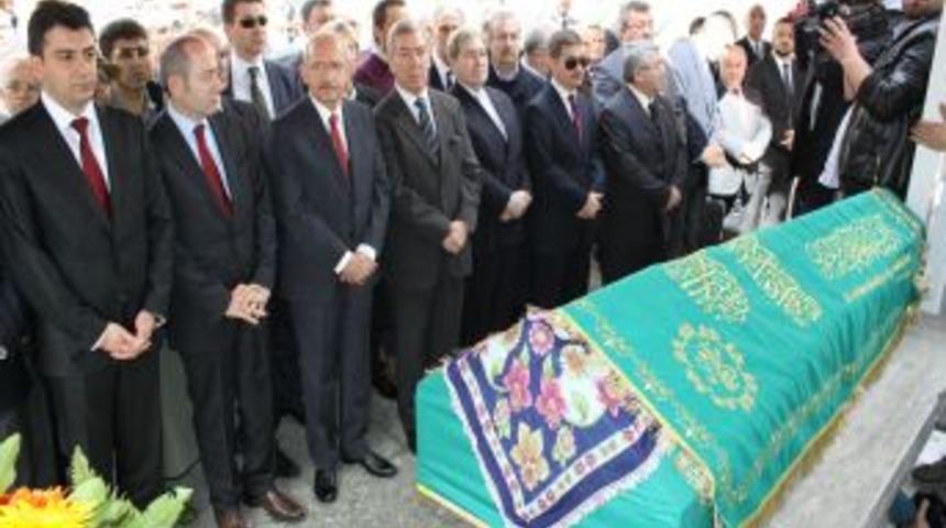 Fahri Korut&uuml;rk'&uuml;n Eşi Emel Korut&uuml;rk Son Yolcuğuna Uğurlandı