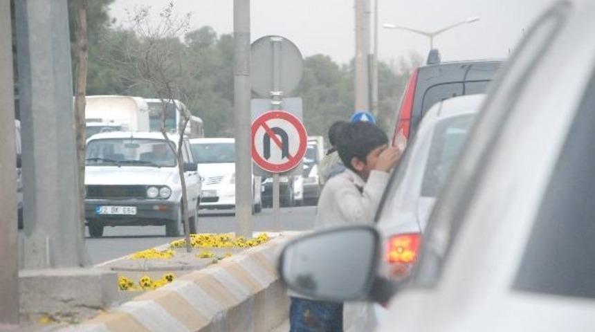 Suriyeli &Ccedil;ocuklar Dilencilik Yaparak Ailelerine Destek Oluyor