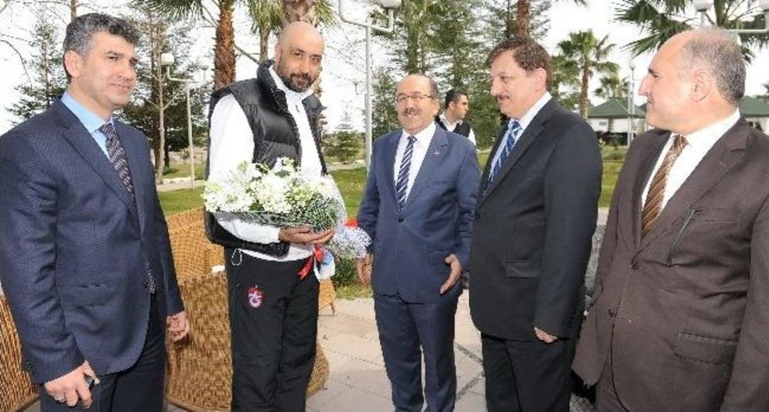 Başkan G&uuml;mr&uuml;k&ccedil;&uuml;oğlu&rsquo;ndan Trabzonspor&rsquo;a Destek