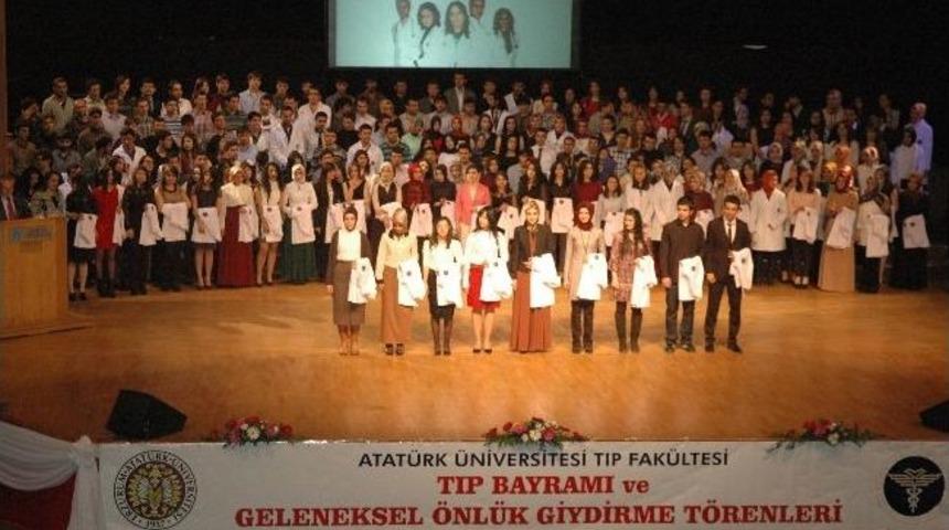 Atat&uuml;rk &Uuml;niversitesi 14 Mart Tıp Bayramı Ve Geleneksel &Ouml;nl&uuml;k Giydirme T&ouml;renleri Coşkulu Bir Şekilde Ger&ccedil;ekleştirildi