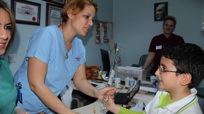 Tıp Bayramı&rsquo;nda &Ouml;ğrenciler Sağlık Personellerine Karanfil Dağıttı