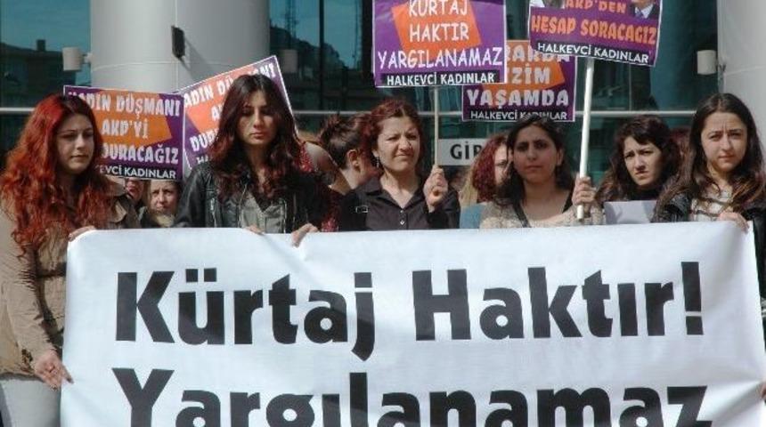 K&uuml;rtaj Yasağı Ve Kadın Cinayetlerini Protesto