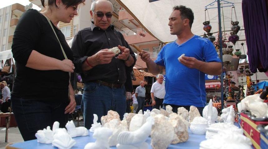 L&uuml;letaşından Hediyelik Eşya Yapımını Turistlere Uygulamalı G&ouml;steriyor