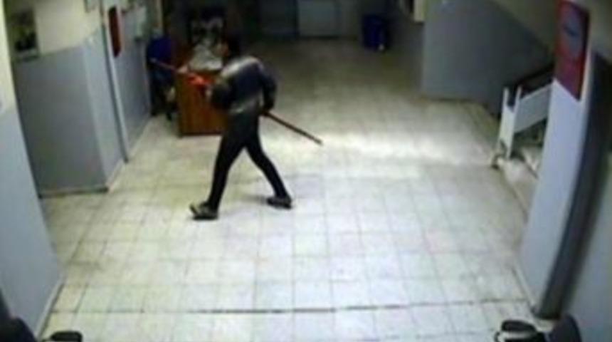 &Ccedil;alacak Bir Şey Bulamayınca Hırsını G&uuml;venlik Kameralarından &Ccedil;ıkardı