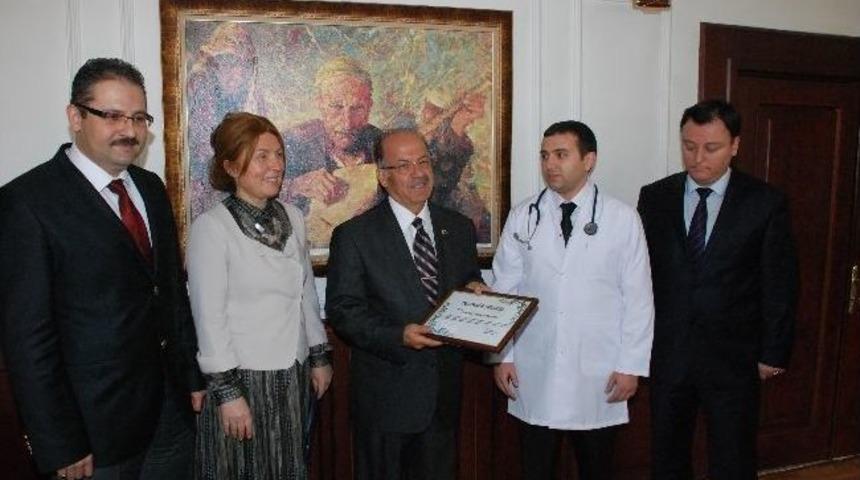 Yılın Doktoruna Vali Kolat'tan Başarı Belgesi