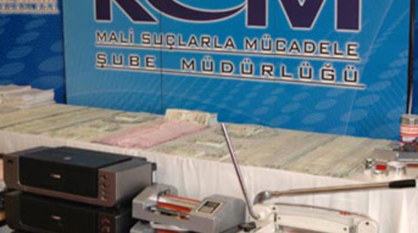 Eşini gezmeye g&ouml;nderip para basıyordu