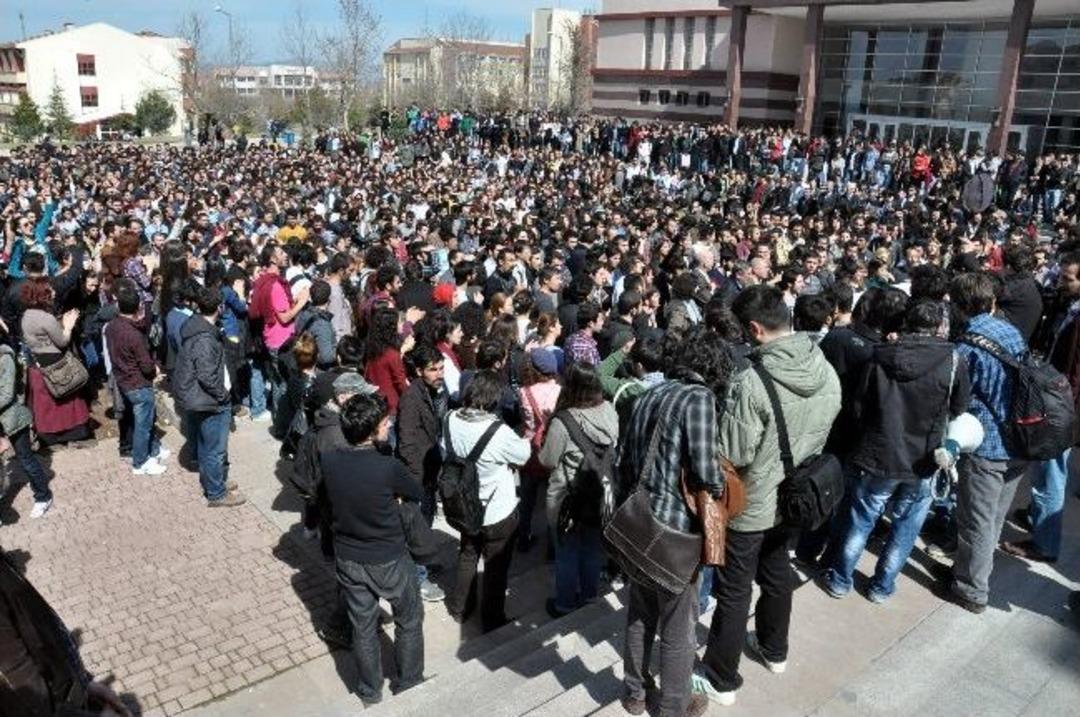 Esog&uuml;&rsquo;l&uuml; &Ouml;ğrencilerden Tiyatrolu Eylem