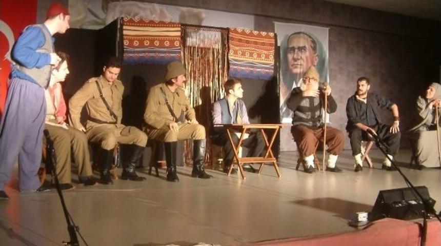 Burhaniye&rsquo;de &Ccedil;anakkale Tiyatrosu Ayakta Alkışlandı