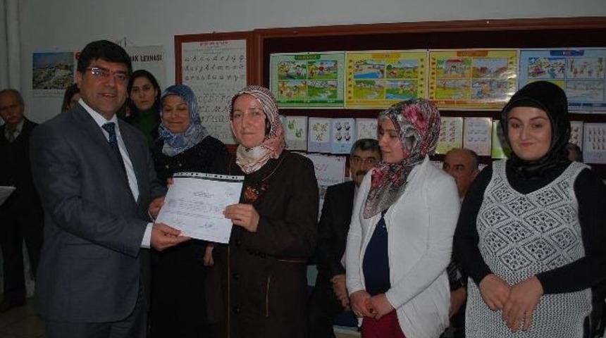 Milli Eğitim M&uuml;d&uuml;r&uuml; Bekir Aksoy, Sertifika Dağıttı