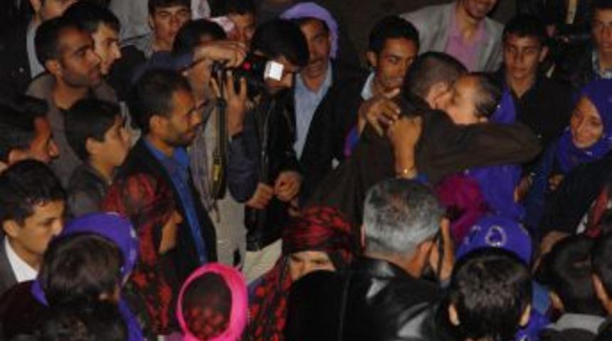 Serbest bırakılan er zılgıtlarla karşılandı