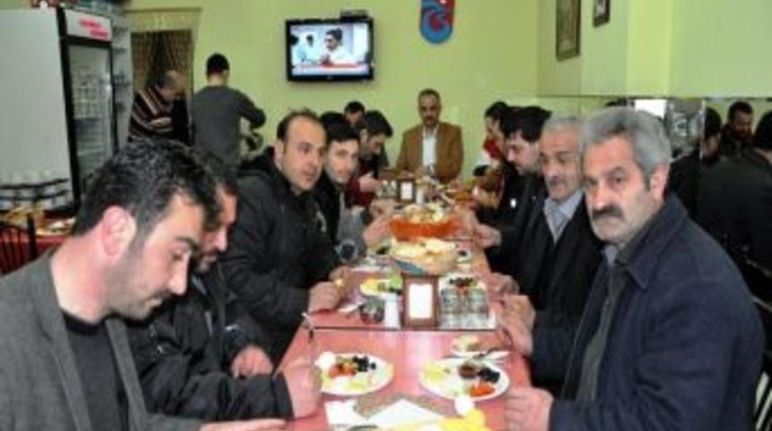 Of Belediye Başkanı Saral, Esnafla Kahvaltıda Buluştu