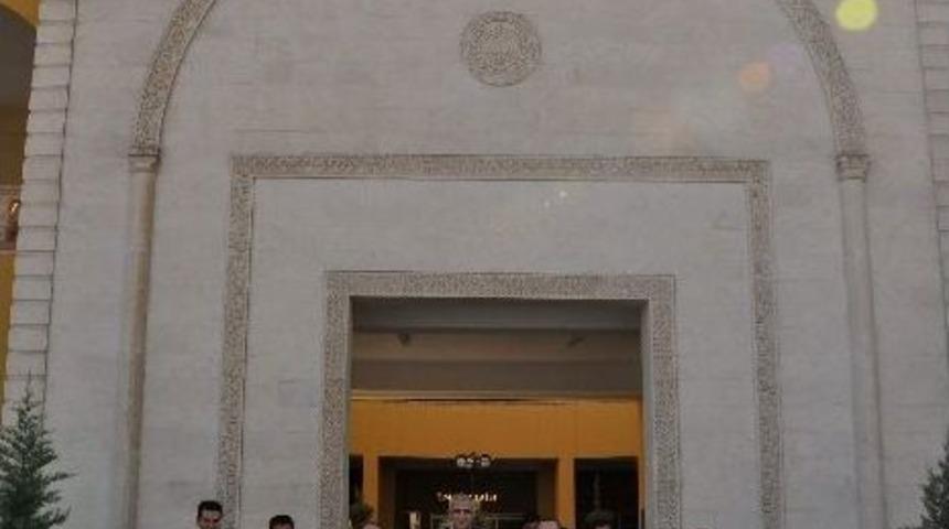 Ana Sınıfı &Ouml;ğrencilerinden Doktorlara Karanfil