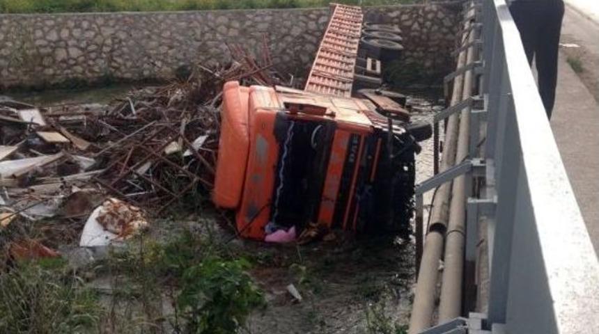 Tır Dereye D&uuml;şt&uuml;: 1 Yaralı