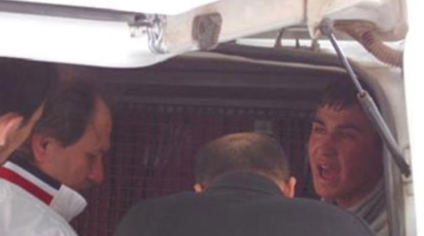 Madde bağımlıları &uuml;niversiteli genci satırla yaraladı