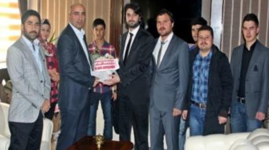 Bayburt &Uuml;niversitesi &Uuml;niaktif Kul&uuml;b&uuml;nden Sağlık &Ccedil;alışanlarına Karanfil