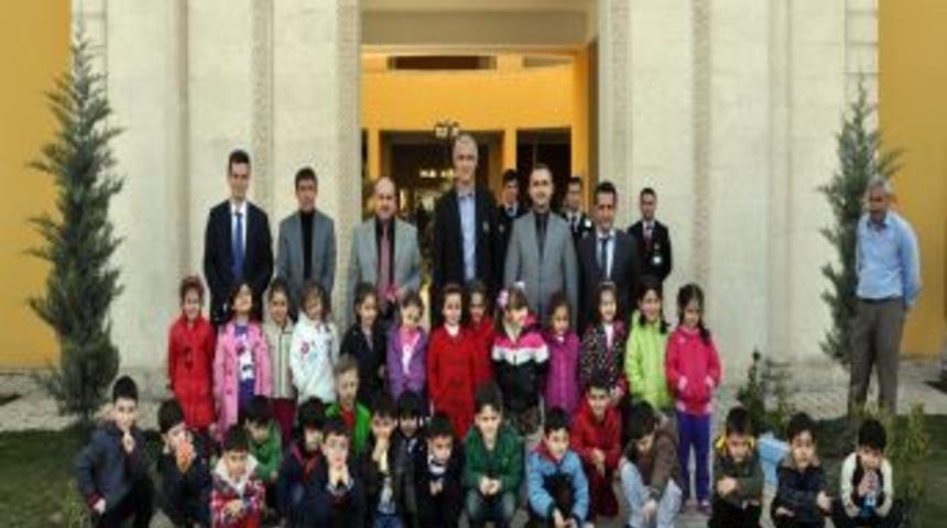 Tıp Bayramı'nda &Ouml;ğrenciler Hekimlere Karanfil Dağıttı