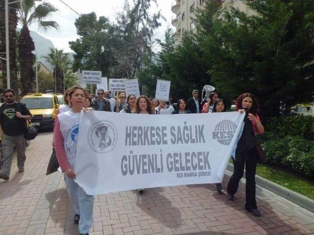 Manisa'da Sağlıkçılar Tıp Bayramında Yürüyüş Düzenledi