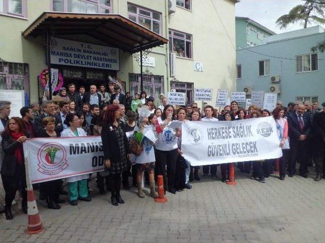 Manisa'da Sağlıkçılar Tıp Bayramında Yürüyüş Düzenledi