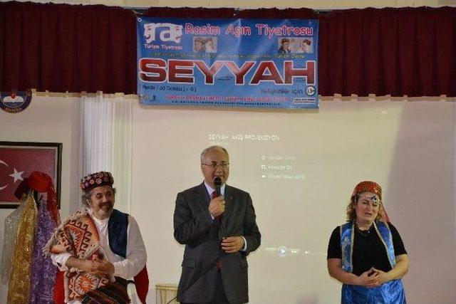 Turizm Temalı 'seyyah' Adlı Oyun Sahnelendi