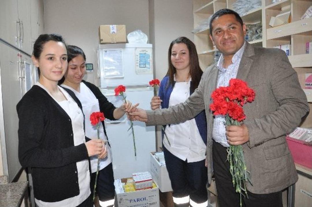 Ak Parti&rsquo;den, Sağlık &Ccedil;alışanlarına Karanfil