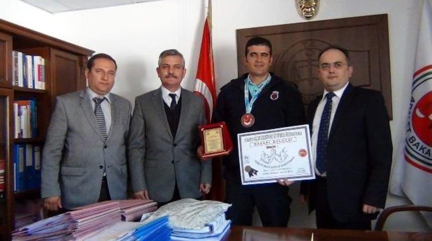 Erciş Cumhuriyet Başsavcısı&rsquo;ndan Şampiyon Sporcuya &Ouml;d&uuml;l