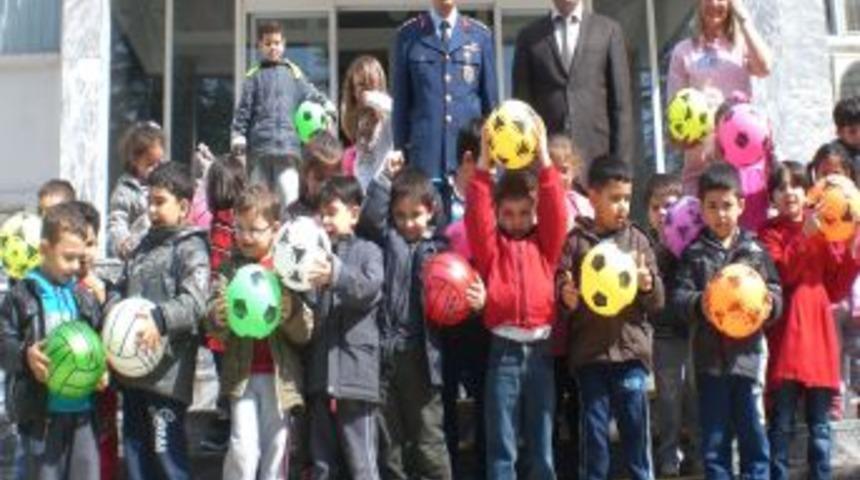 Ahi Koleji Ana Sınıfı &Ouml;ğrencileri Doktorların Bayramını Kutladı