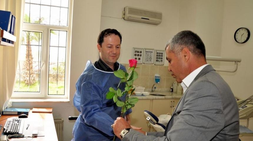 Başkan S&ouml;zen, Doktorların G&uuml;n&uuml;n&uuml; G&uuml;l Takdimiyle Kutladı