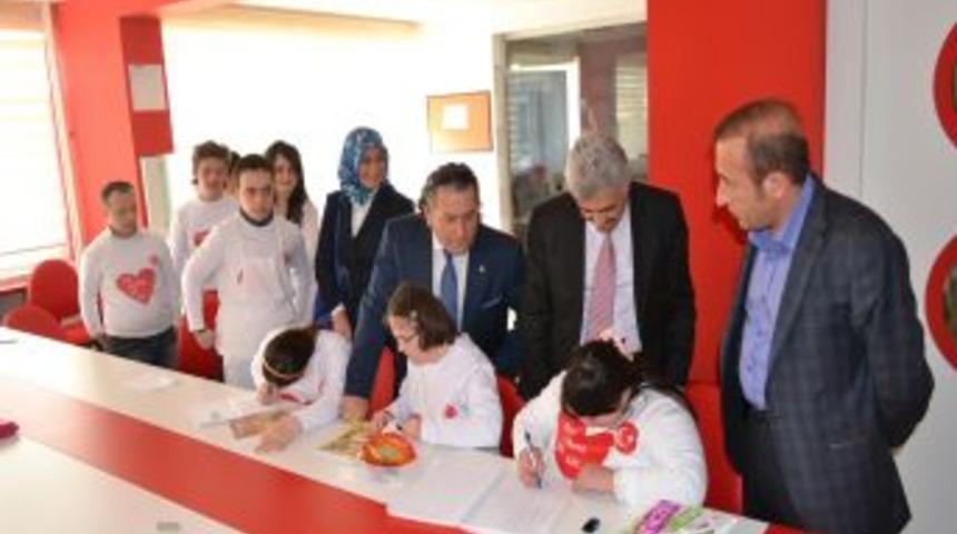 AK Partililer Down Sendorumlular Derneği'ni Ziyaret Etti