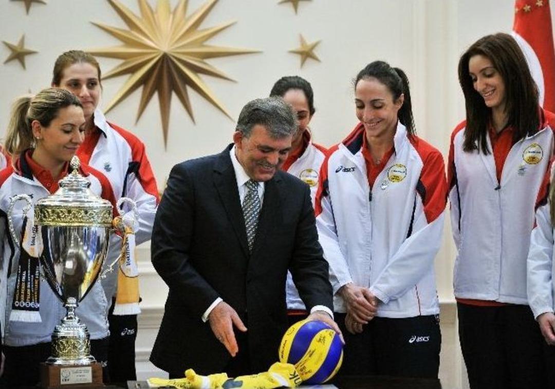 Cumhurbaşkanı G&uuml;l, Şampiyon Voleybolcuları Kabul Etti