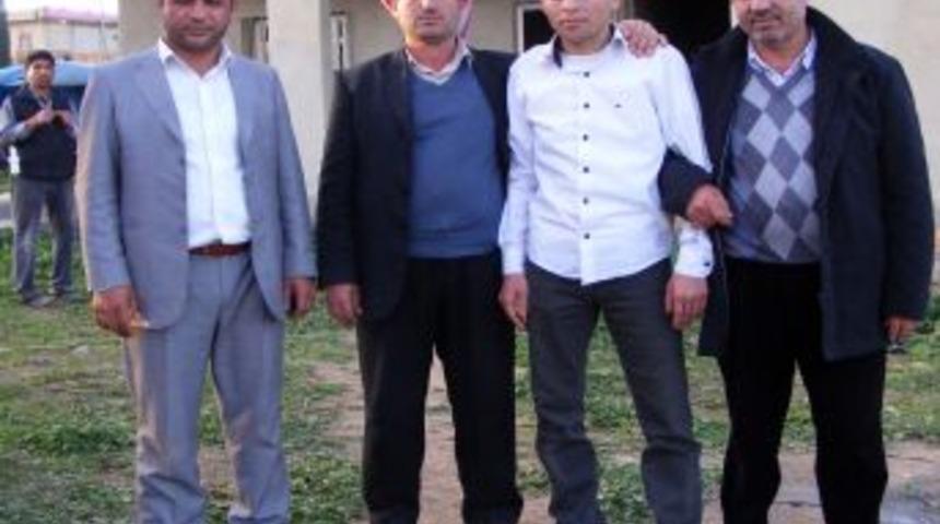 Akrabaları, Serbest Bırakılan Asker Hadi Gizli'yi K&ouml;y&uuml;nde Ziyaret Ediyor