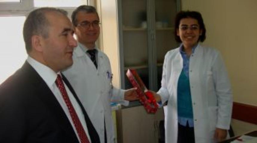 Kaymakam, Hastane Personeline Karanfil Dağıttı