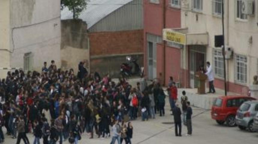 &Ouml;ğretmen Ve &Ouml;ğrencilere Deprem Anlatıldı