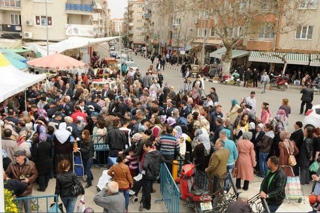 Başkan Ergün, Perşembe Pazarında Vatandaşlara Çiçek Dağıttı